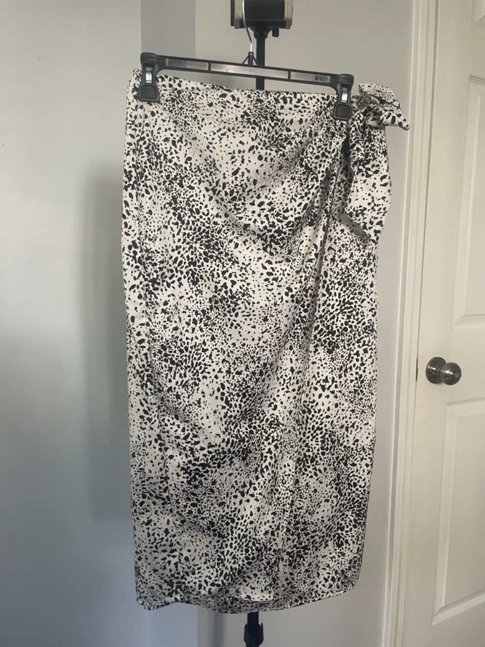Nine West Black White Wrap Skirt Size M Elastic Waist Workwear